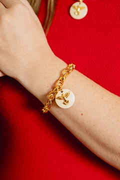 Pulseira em elos entrelaçados, com pingente do Espírito Santo
