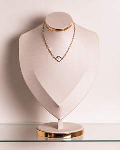 Choker elos quadrados flor central branca