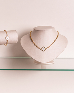 Choker elos quadrados flor central branca - comprar online