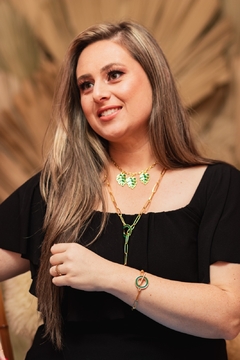 Colar com fecho redondo verde, na internet