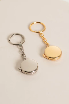 chaveiro personalizado relicário no ouro e no rodio