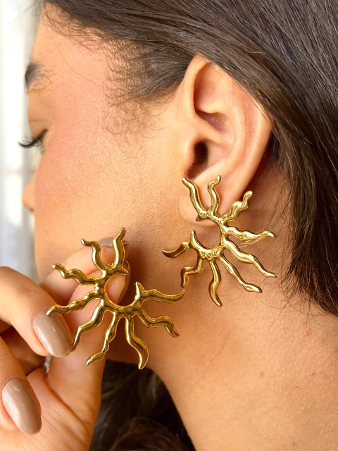 Brinco sol G dourado - Aço inox - comprar online