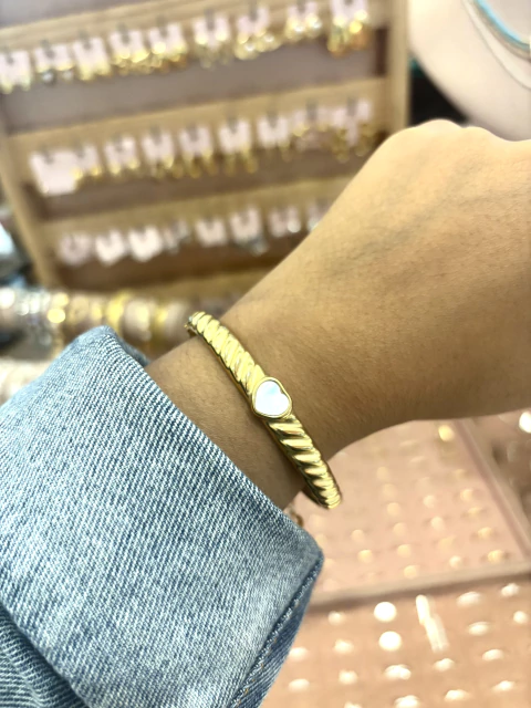 Bracelete coração madrepérola dourado - Aço Inox - comprar online