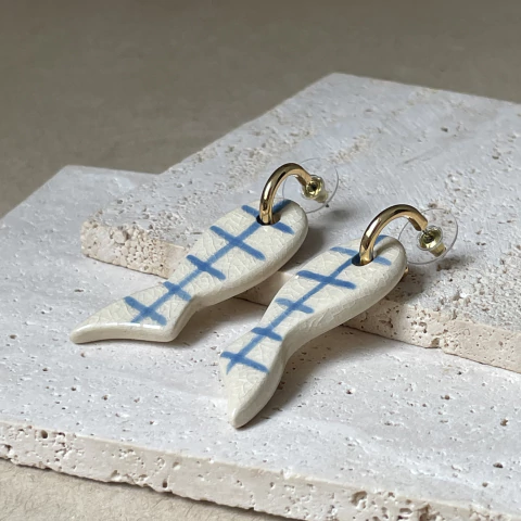 brinco argola peixe listrado azul claro II - comprar online