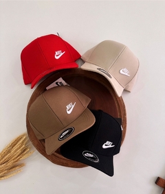 Boné infantil Nike com bastante regulagem - comprar online