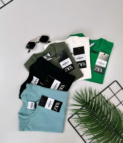 Camiseta algodão com elastano básica - Zara - comprar online