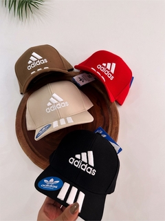 Boné Adidas bordado com bastante regulagem