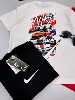 Camiseta suedine bordada na frente e estampada nas costas - Nike x Carros