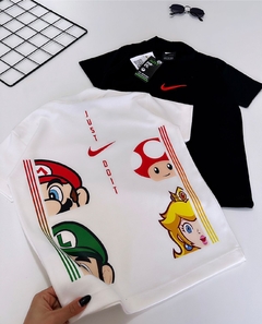 Camiseta suedine estampada nas costas e bordada na frente - Nike x Super Mário - comprar online