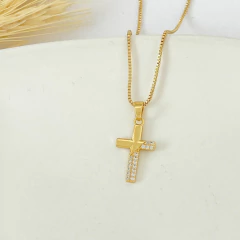 Colar Cruz Cravejada - comprar online
