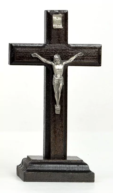 Cruz con pie color caoba de 15,5 ctms