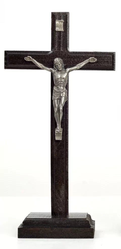 Cruz con pie color caoba de 24.5 ctms