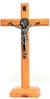 Cruz de 30.5 ctms con pie y San Benito color natural
