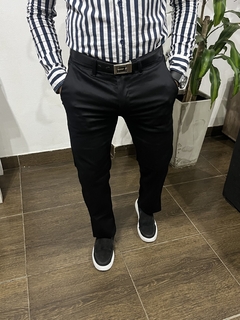 pantalon recto corte chino saten - negro en internet