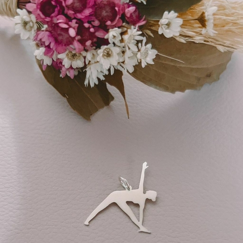 Pingente Trikonasana