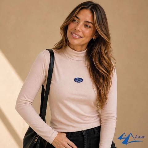 Mujer usando media polera térmica color claro de la marca Asuan, ideal para invierno y bajas temperaturas.