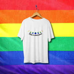 Camiseta Não é uma fase- ORGULHO - LGBT - Lojas Áurea