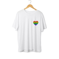 Camiseta CORAÇÃO BANDEIRA - LGBT - comprar online