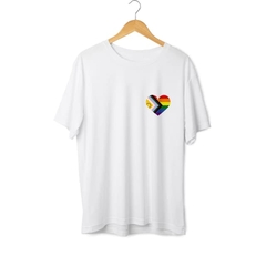 Camiseta CORAÇÃO BANDEIRA INCLUSÃO - LGBT - comprar online