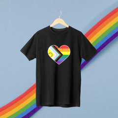 Camiseta Preta Coração Bandeira - ORGULHO - LGBT na internet