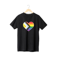 Camiseta Preta Coração Bandeira - ORGULHO - LGBT - comprar online