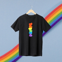 Camiseta Preta Coração - ORGULHO - LGBT - Lojas Áurea