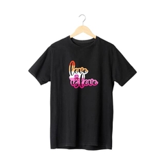 Camiseta Preta Love is Love - LÉSBICA - LGBT - comprar online