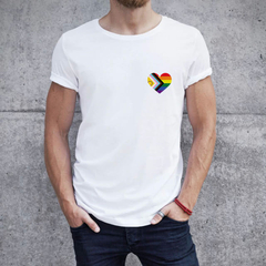 Camiseta CORAÇÃO BANDEIRA INCLUSÃO - LGBT na internet