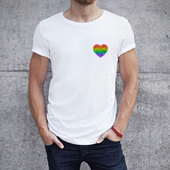 Camiseta CORAÇÃO BANDEIRA - LGBT na internet