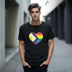 Camiseta Preta Coração Bandeira - ORGULHO - LGBT