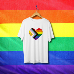 Camiseta Coração Bandeira - ORGULHO - LGBT - Lojas Áurea