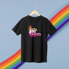 Camiseta Preta Love is Love - LÉSBICA - LGBT na internet