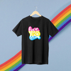 Camiseta Preta Love is Love Pansexual - ORGULHO - LGBT - Lojas Áurea