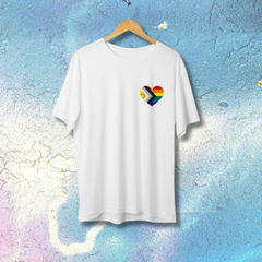 Camiseta CORAÇÃO BANDEIRA INCLUSÃO - LGBT - Lojas Áurea