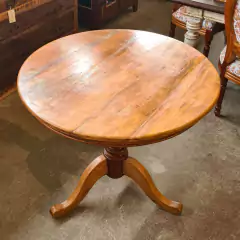 Mesa redonda D 0,90 com pé torneado em madeira de demolição, ideal para ambientes aconchegantes e espaços gourmet.