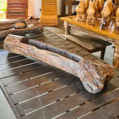 Cocho antigo em madeira resistente, ideal para decoração vintage e sustentável, representando a tradição da Marcenaria Tiradentes.