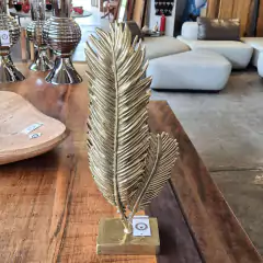 Escultura Decorativa 2 Folhas em Metal Dourada com Base - comprar online