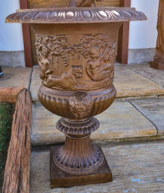 Jarro Barcelona Grande em Ferro Fundido com detalhe de aplique, perfeito para decoração sustentável e sofisticada.