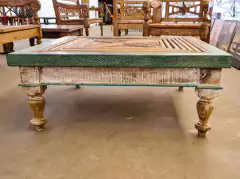 Mesa de Centro com Tampo Ripado, Pés Torneados Pátina Verde - Marcenaria Tiradentes - Móveis e Decoração Artesanais de alto padrão