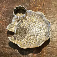 Castiçal de Metal Flor Porta Vela em Bandeja Folha - Marcenaria Tiradentes - Móveis e Decoração Artesanais de alto padrão