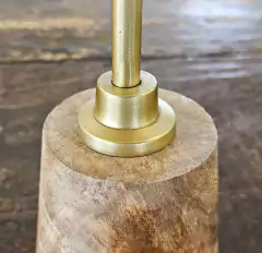 Imagem do Castiçal de Metal com Base de Madeira Cone Médio