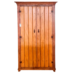 Guarda Roupa rústico de 2 gavetas internas e cabide em madeira de demolição, refletindo a qualidade e tradição da Marcenaria Tiradentes.
