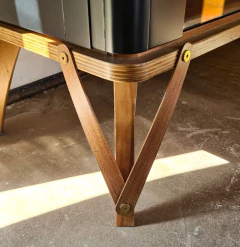 Cristaleira luxuosa Vivenda na cor preto fosco com iluminação LED interna, confeccionada em madeira e detalhes em cristal.