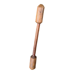 Socador de Pilão Antigo de Fazenda em madeira robusta, representando a artesania e tradição da Marcenaria Tiradentes