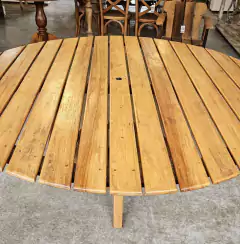 Mesa de Jantar Redonda Ripada em Demolição de 1,80m - Marcenaria Tiradentes - Móveis e Decoração Artesanais de alto padrão