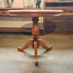 Mesa redonda D 0,90 com pé torneado em madeira de demolição, ideal para ambientes aconchegantes e espaços gourmet.