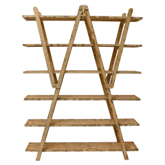 Estante em formato "W" de madeira Teka com acabamento envelhecido, representando o alto padrão artesanal da Marcenaria Tiradentes.