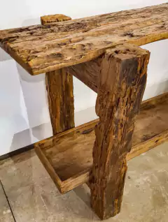 Aparador estilo Banca de Marceneiro em madeira de demolição, peça rústica e elegante da Marcenaria Tiradentes.