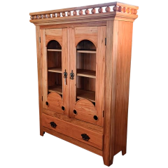 Armário Ogiva com 2 portas e gavetão, feito em madeira de demolição, exibindo acabamento rústico da Marcenaria Tiradentes.