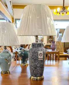Abajur com Metal e Cerâmica Pote Branco e Azul com Cúpula - comprar online